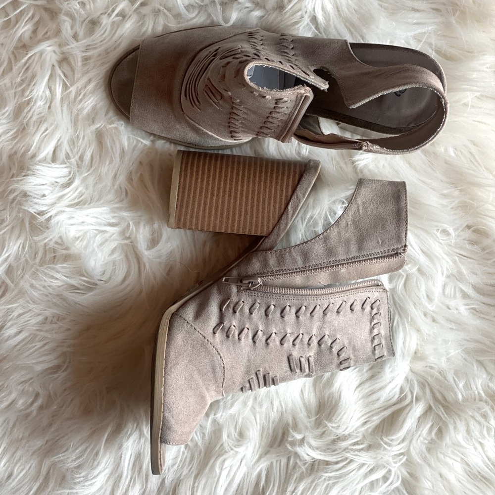Peep Toe Bootie - size 9 - Vici